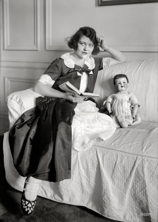 Photo showing: Two Dolls -- New York. October 26, 1921. Peggy O'Neil. The Irish-American actress at ease.