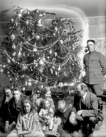 Photo showing: The Home Front. -- Dickey Christmas tree -- 1918.
