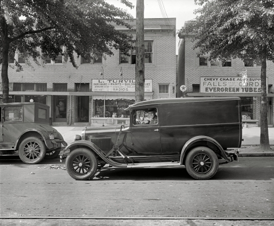Photo showing: Turville Hardware Radio -- Washington, D.C., 1927. Semmes Motor Co. -- Turville car, Connecticut Avenue.