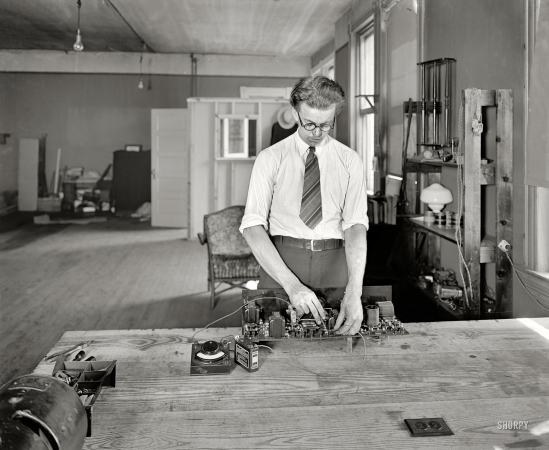 Photo showing: Wired -- Washington, D.C., circa 1921. Loomis Radio School.