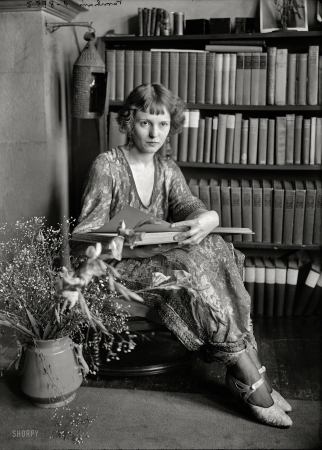 Photo showing: Page Turner -- New York circa 1922. A label transcribed as Farraham semi-identifies this enigmatic lady.