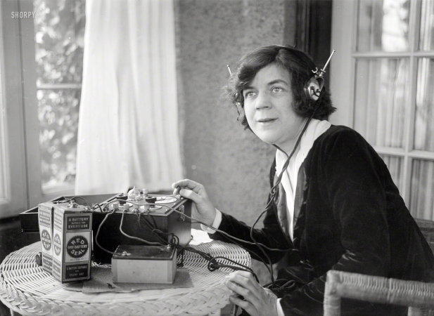 Photo showing: Radio Daze -- Circa 1921 in New York, the British pianist and conductor Ethel Leginska.