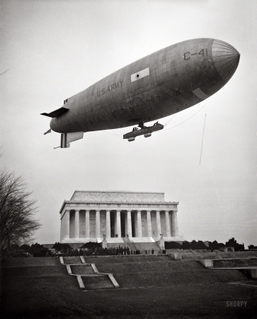 Photo showing: Lincoln Blimp -- February 1930. Army Airship C-41 lands on Mall at Lincoln Memorial, honoring Lincoln's Birthday.