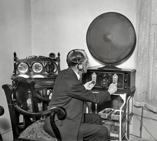 Photo showing: Super Wasp -- May-June 1930. Washington, D.C. Man with radio.