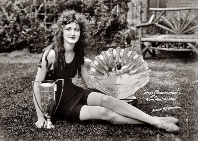 Photo showing: Miss America 1924 -- Eighteen-year-old Ruth Malcomson, Miss Philadelphia of 1924. Later that year in Atlantic City, she would be crowned Miss America.