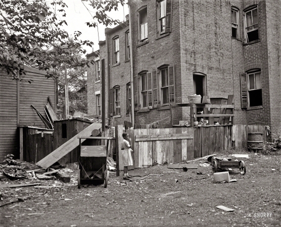 Photo showing: Alley Dwelling -- Summer 1935. Washington, D.C. Alley dwelling.
