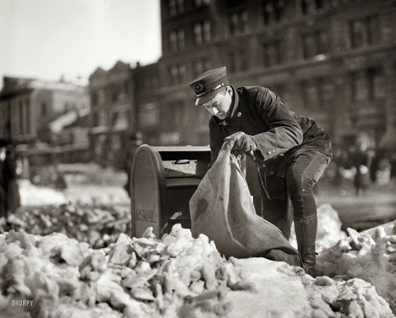 Photo showing: Frosty the Mailman -- January 1922. Washington, D.C. Snow scenes after blizzard.