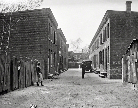 Photo showing: Alley Ice -- A back alley in circa 1920 Washington, D.C.