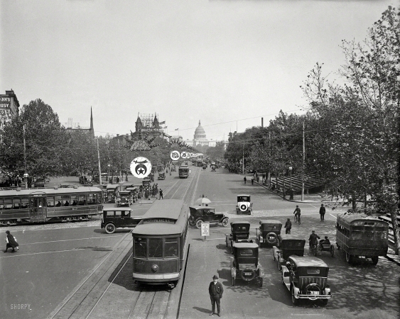 Photo showing: The Road to Mecca -- Pennsylvania Avenue in Washington, D.C, set up for the Shriners Convention of June 1923. U.S. Capitol in the distance.