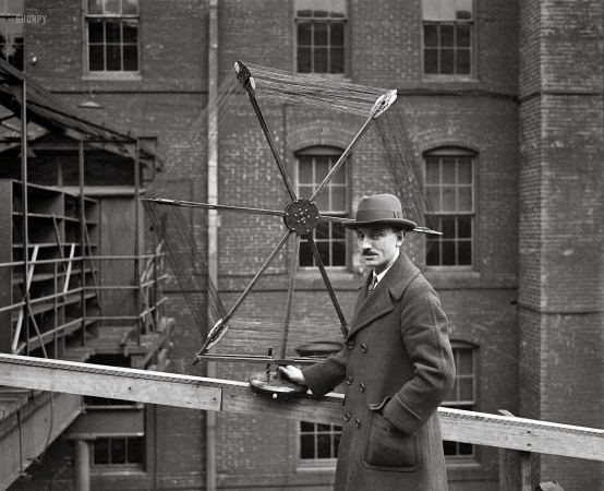 Photo showing: Radio Web -- 1924. Alfred Stern, director of Washington D.C.'s first radio exposition, presented
with elaborate loop antenna made by Dr. J. Harris Rogers, famous inventor.