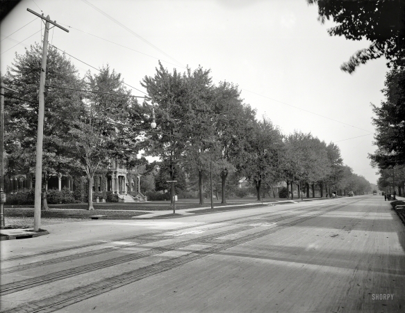 Photo showing: Motown Residential -- Detroit circa 1901. Woodward Avenue and Farnsworth Street.