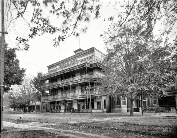 Photo showing: Fountain House -- Macomb County, Michigan, circa 1899. Fountain House, Mount Clemens.