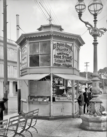 Photo showing: Eight-Corner Store -- Circa 1904. Street corner merchant in Havana, Cuba.