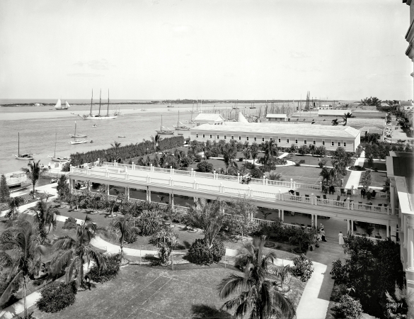 Photo showing: Nassau: 1904 -- Gardens of Colonial Hotel and the harbor, Nassau, Bahama Islands, circa 1904.
