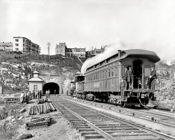 Photo showing: Bergen Tunnel -- New Jersey circa 1900. The Detroit Photographic Special on the tracks.