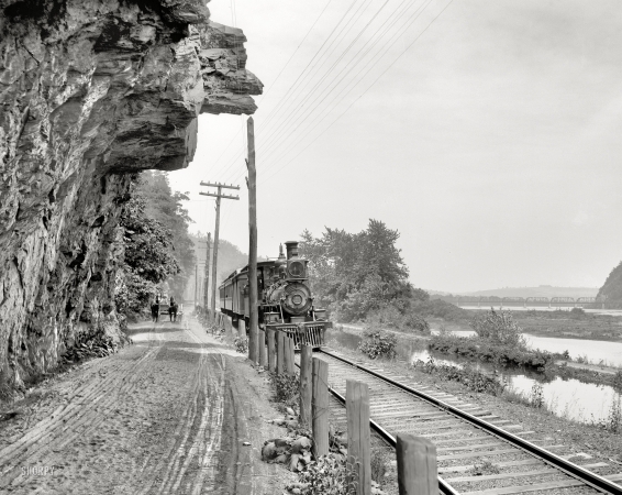 Photo showing: Hanging Rock -- Near Danville, Pennsylvania circa 1901. Hanging rock on the Susquehanna.