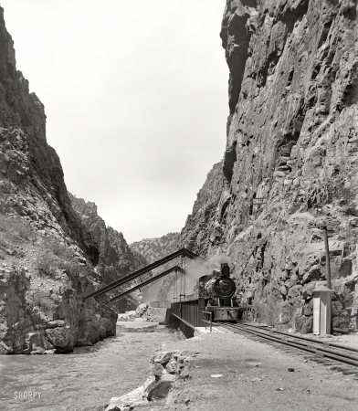 Photo showing: Royal Gorge -- Colorado circa 1900. In the Royal Gorge, Arkansas River, Rio Grande Southern Railway.