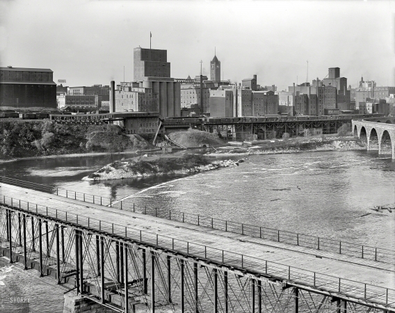 Photo showing: Flour Power -- Minneapolis circa 1908. St. Anthony's Falls and the milling district.