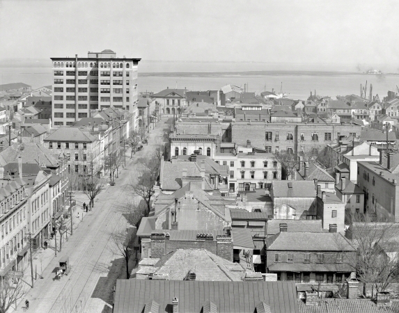 Photo showing: Chimneys of Charleston -- Charleston, South Carolina, circa 1911, with a waterfront rooftop view.