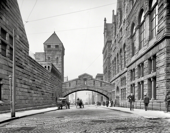 Photo showing: Pittsburgh Bridge of Sighs -- Circa 1903. Bridge of Sighs, Pittsburgh. Named after the famous span in Venice, it was used
to transport prisoners between the Allegheny County Courthouse and the jail.