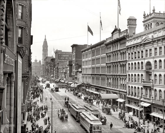 Photo showing: Philadelphia Streetcars -- Circa 1904. Market Street from Eighth. City Hall clock tower at the end of the street.