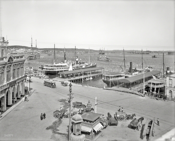 Photo showing: Havana Harbor -- Havana, Cuba, circa 1904. Harbor and Muelle Luz (Light Pier).