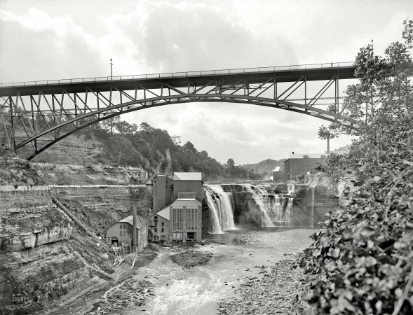 Photo showing: Rochester Mill -- Rochester, New York, circa 1904. Driving Park Avenue bridge and falls on Genesee River.