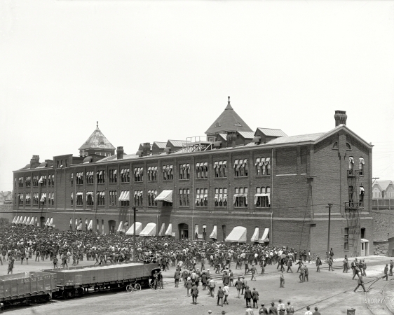 Photo showing: Shipyard Payday -- Circa 1905. Payday at the shipyard -- Newport News, Virginia.