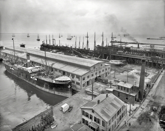 Photo showing: Pier 4 -- Circa 1905. C. & O. terminal piers, Newport News, Virginia.