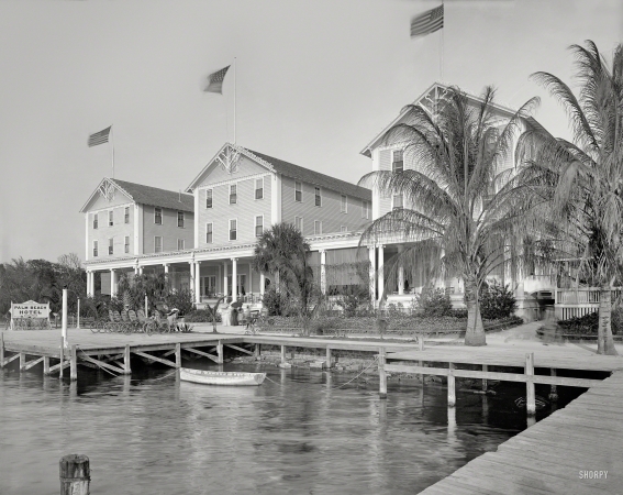 Photo showing: Rock-n-Roll -- Florida circa 1905. Palm Beach Hotel. Offering various modes
of transport, including chairs that rock and ones that roll.