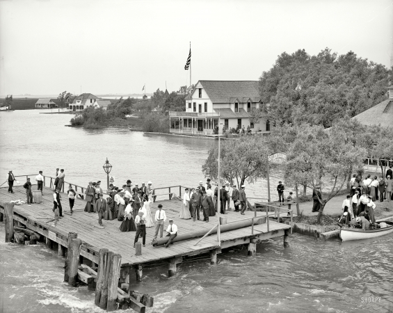 Photo showing: Gus Trautz Hotel -- St. Clair Flats, Michigan, circa 1905. Gus Trautz's resort.