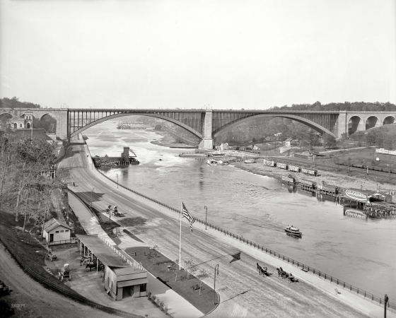 Photo showing: Harlem River Speedway -- New York circa 1905. The Harlem River from High Bridge. View of Harlem River Speedway and Washington Bridge.