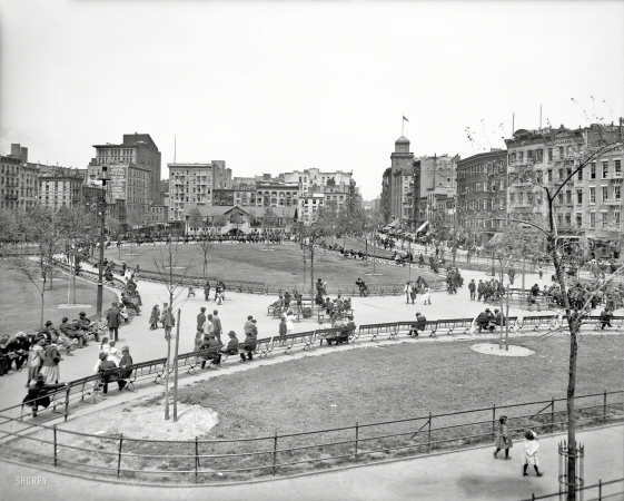 Photo showing: Mulberry Bend Park -- Circa 1905. Mulberry Bend, New York City. The name was changed to Columbus Park in 1911.