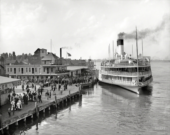 Photo showing: Tashmoo at Port -- Circa 1906. The sidewheel excursion steamer Tashmoo at Port Huron, Michigan.
