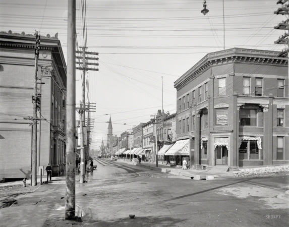 Photo showing: Quincy Street -- Circa 1906. Quincy Street -- Hancock, Michigan. In the copper country of the Upper Peninsula.