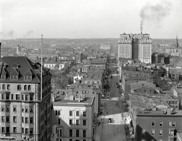 Photo showing: Birds Eye Baltimore -- Baltimore, Maryland, circa 1906. Looking up North Charles Street from
Washington Monument. At right, the massive Hotel Belvedere.