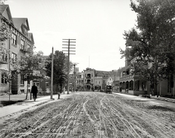 Photo showing: Saranac Street View -- Circa 1906. Street view looking west. Saranac Lake, New York.