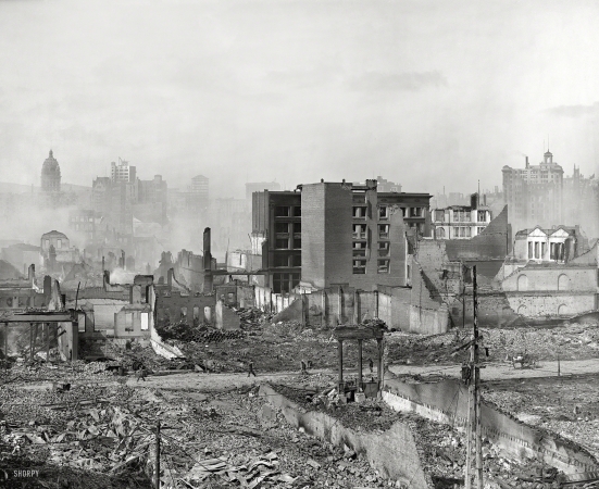 Photo showing: Metropolis in Ruins -- Panorama from roof of Ferry P.O., San Francisco. Aftermath of the April 1906 earthquake and fire.