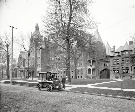 Photo showing: Harper Hospital -- Detroit, Michigan, circa 1906. Harper Hospital.