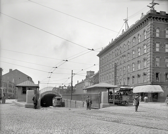 Photo showing: Maverick Square -- Boston circa 1906. Maverick Square and tunnel entrance.