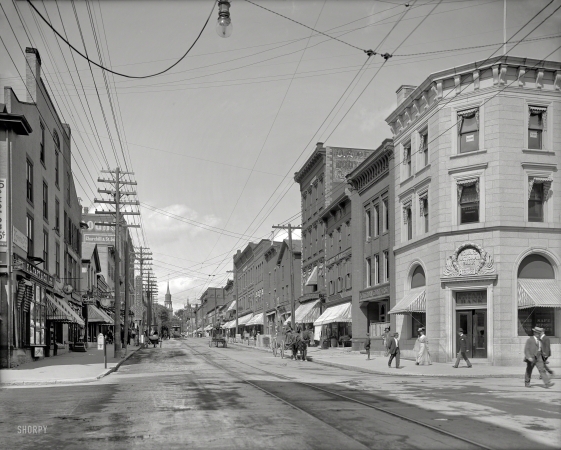 Photo showing: Streetlight in Vermont -- Burlington, Vermont, circa 1907. Church Street looking north from College Street.