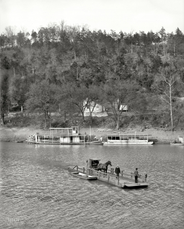 Photo showing: Primitive Ferry -- Primitive ferry, High Bridge, Kentucky River, circa 1907.
