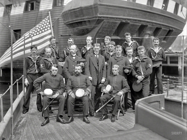 Photo showing: Free Lancers -- 1898. U.S.S. Free Lance -- officers and crew.