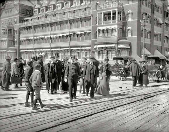 Photo showing: Perilous Crossing -- Hampton Roads, Virginia, circa 1900. Going to the landing stage. Hotel Chamberlin in background.
