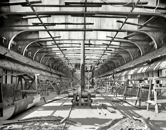 Photo showing: Ship-Shapers -- South Chicago circa 1905. Steamer William E. Corey, interior of hold.