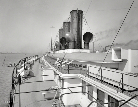Photo showing: City of Detroit III -- Circa 1912. Steamer City of Detroit III, hurricane deck.