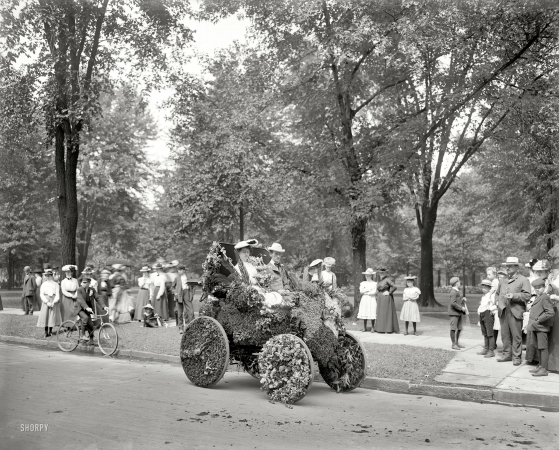 Photo showing: Flower Car -- Detroit, 1901. Bicentenary celebration floral parade -- automobile of William Metzger.