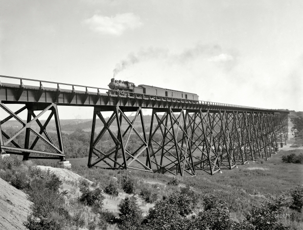 Photo showing: Iowa Viaduct -- Chicago & North Western Railway viaduct over the Des Moines River, circa 1902.