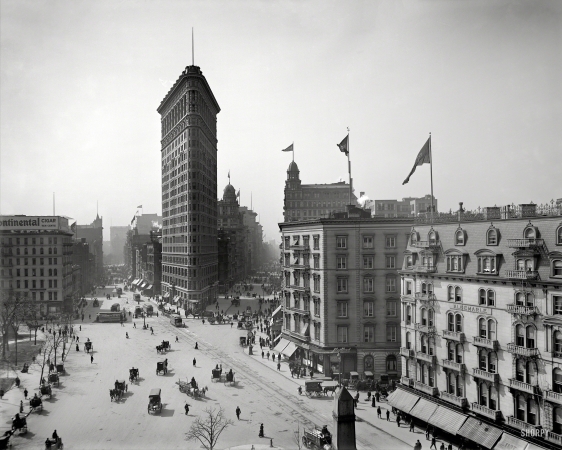 Photo showing: On Broadway. -- Circa 1903. Flatiron Building, New York. Looking south down Broadway with Fifth Avenue to the right.