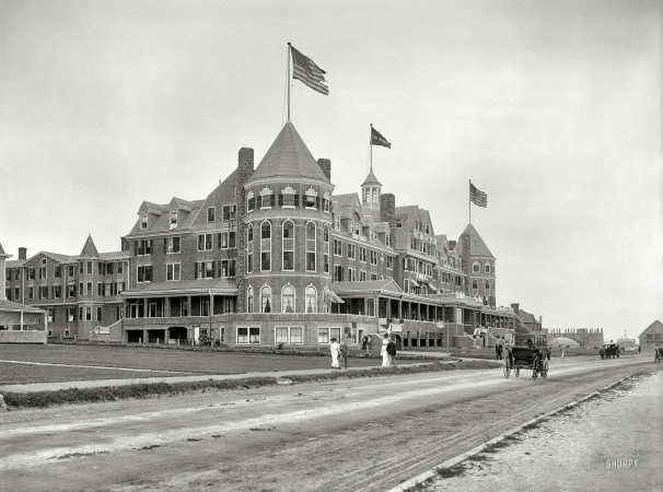 Photo showing: The New Mathewson -- Narragansett Pier, Rhode Island, circa 1910.